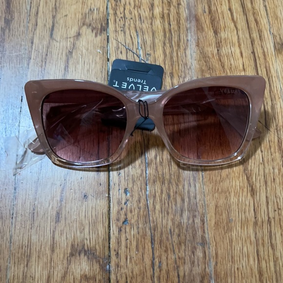 Velvet style box sunglasses